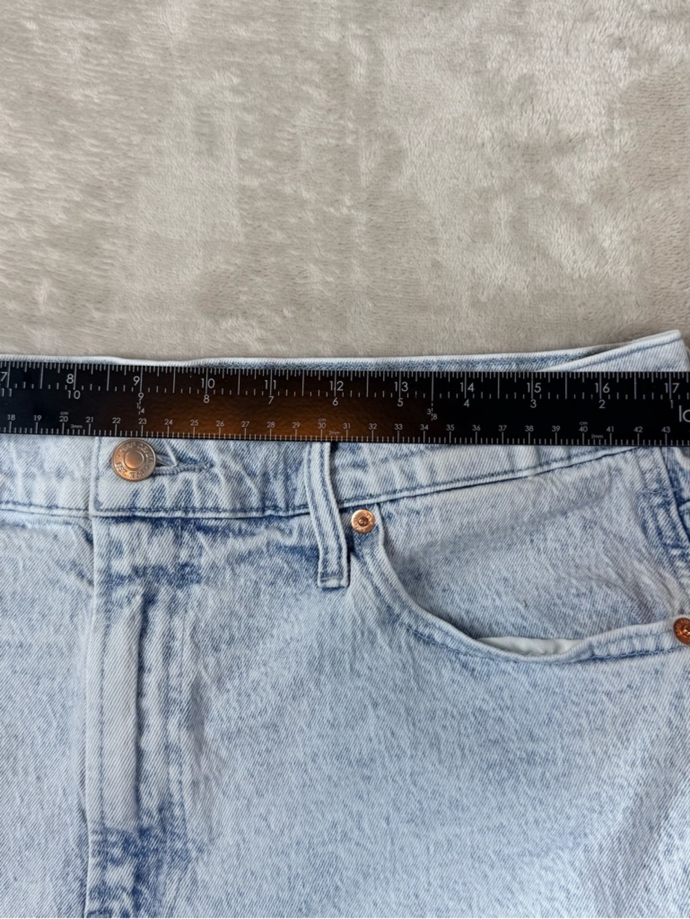 GAP High Rise Cheeky Denim Shorts 33 Light Wash Acid Wash 3” Inseam Raw Hem - Picture 4 of 7